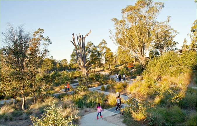 Moderní krajinářské úpravy: cesty v parku Western Sydney Parklands Trust