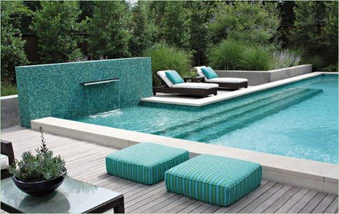 Design dvorku s bazénem v modrých tónech