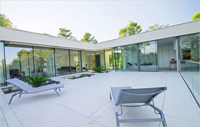Elegantní vila u bazénu od Brengues &amp; Le Pavec architects