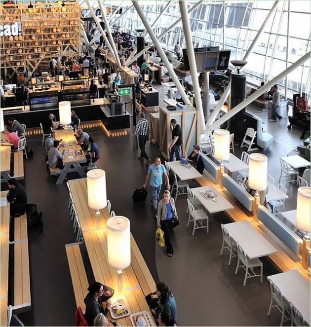 Letištní salónek: velká kavárna s designovým osvětlením