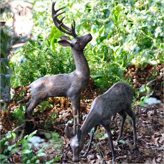 Zahradní sochy jelenů