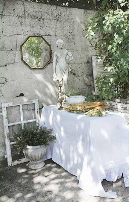 Zahradní socha na stole
