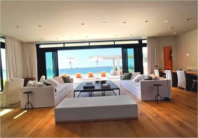 Elegantní obývací pokoj vily v Miami